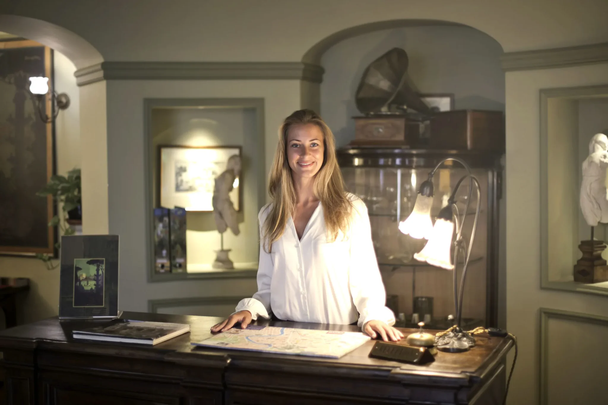Receptioniste achter de balie van een klassieke hotellobby
