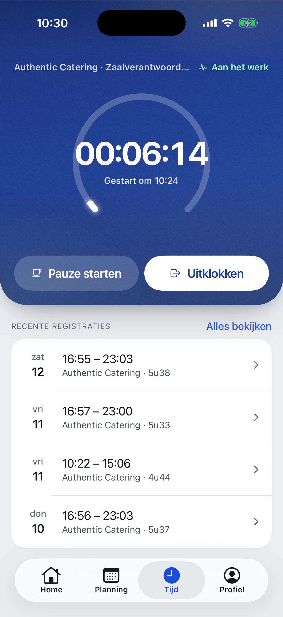 De VestaTime-app met een lopende timer en de knoppen Pauze starten en Uitklokken
