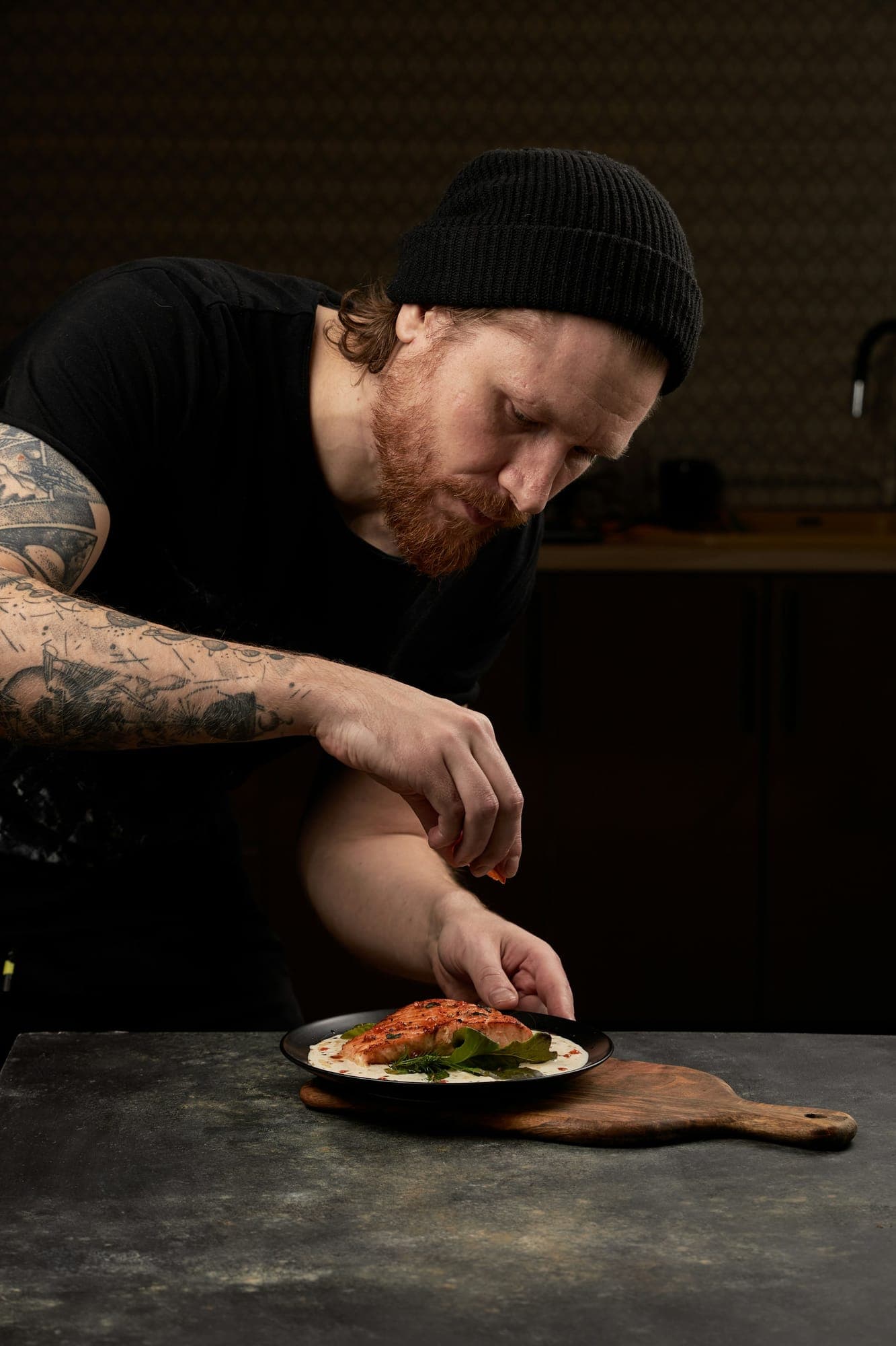 Een chef werkt een gerecht nauwkeurig af