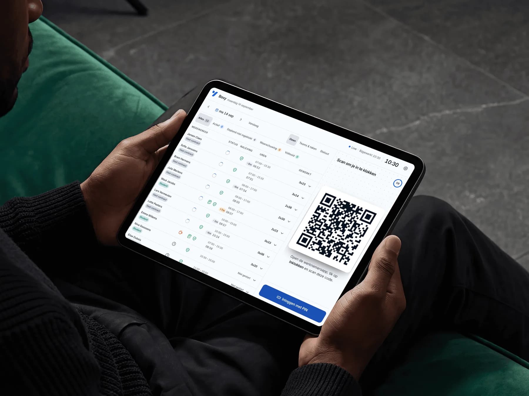 VestaTime-kiosk op een iPad met QR-code om in te klokken
