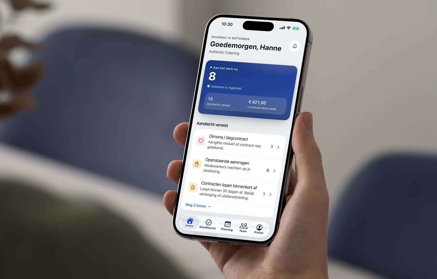Manager bekijkt het overzicht van vandaag in de Vesta-app op zijn iPhone