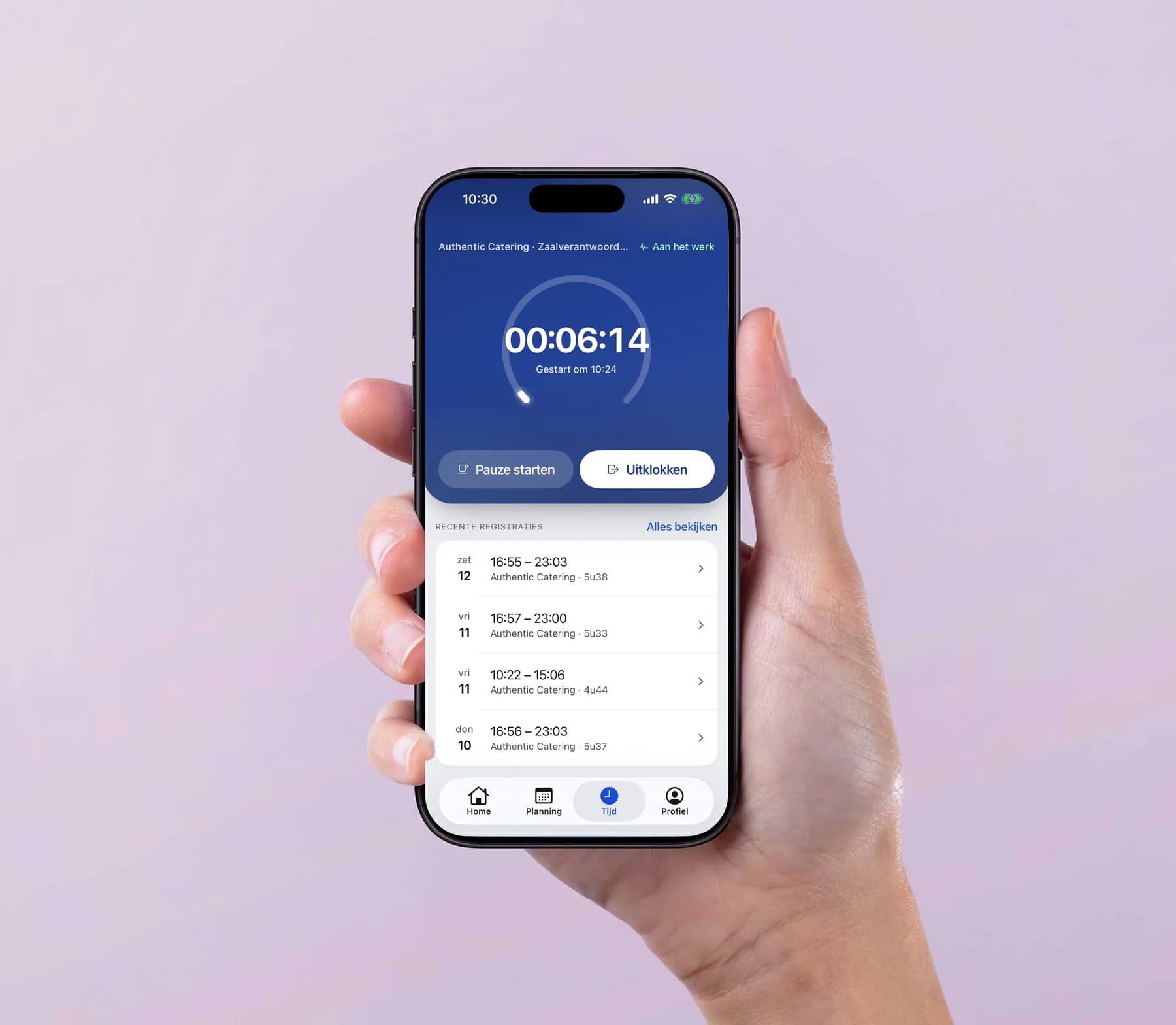 Medewerker is ingeklokt in de VestaTime-app op zijn iPhone