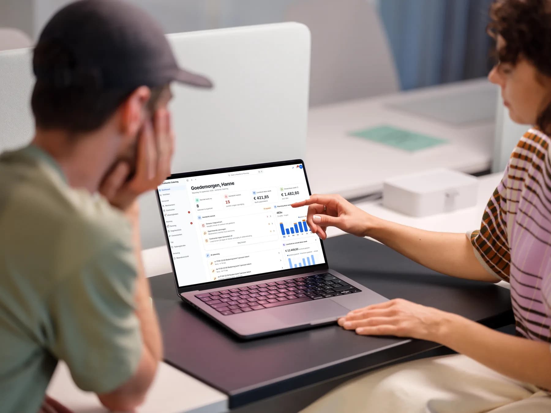 Een horecaondernemer overloopt het Vesta-dashboard op een laptop